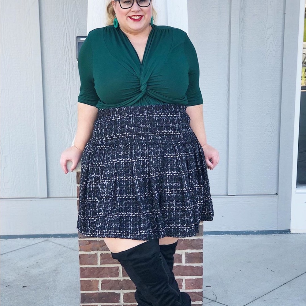 Gorgeous black and white pleated skirt!